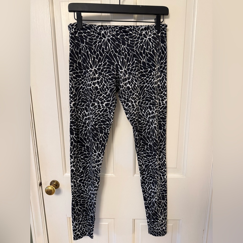 Onzie Black and White Patterned Leggings size M/L